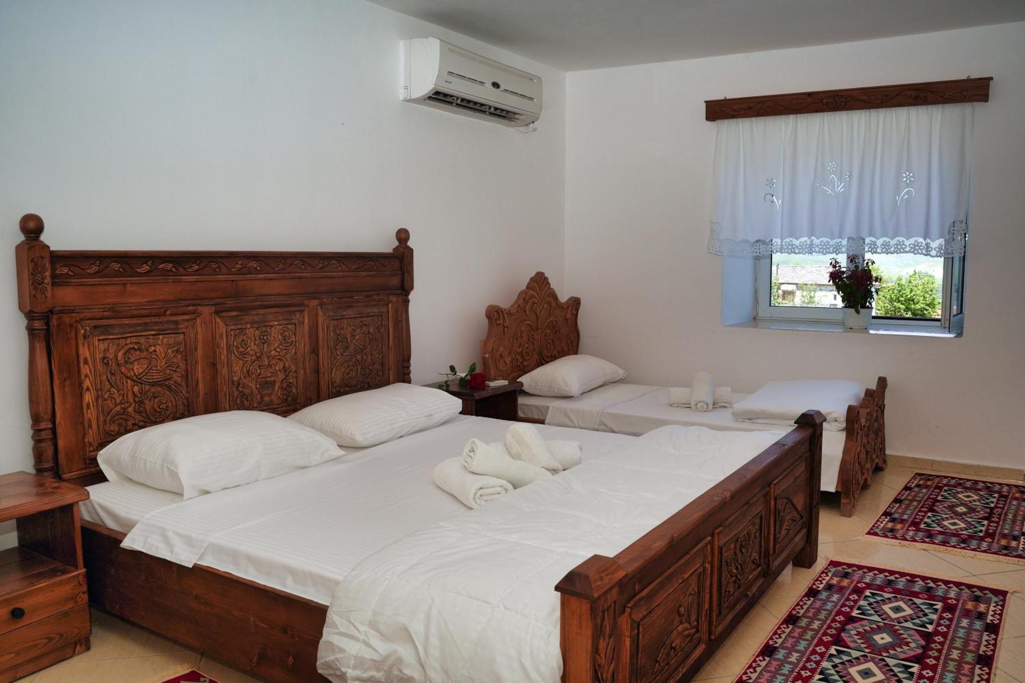 Guri Guesthouse Gjirokastër Exterior foto